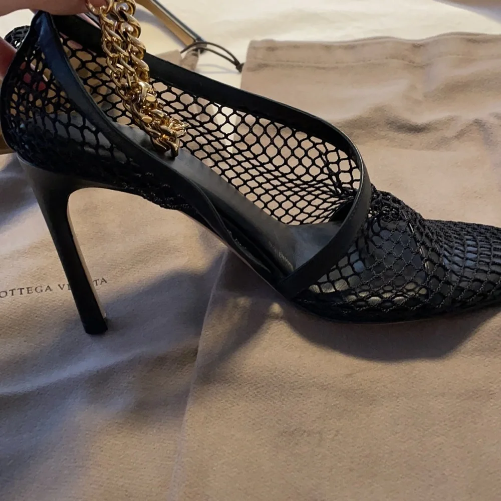 BOTTEGA VENETA Chain-embellished macramé and leather pumps Black - Picture 15 of 16